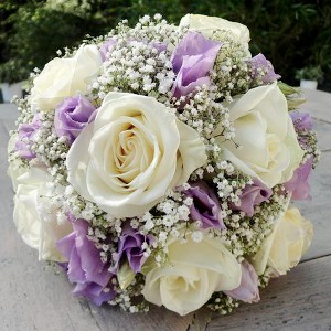 Wit met paars bruidsboeket