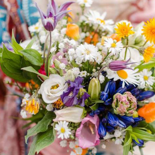 Bruidsboeket gekleurde veldbloemen